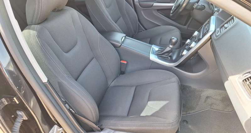 Volvo V60 cena 34700 przebieg: 212000, rok produkcji 2015 z Przysucha małe 46